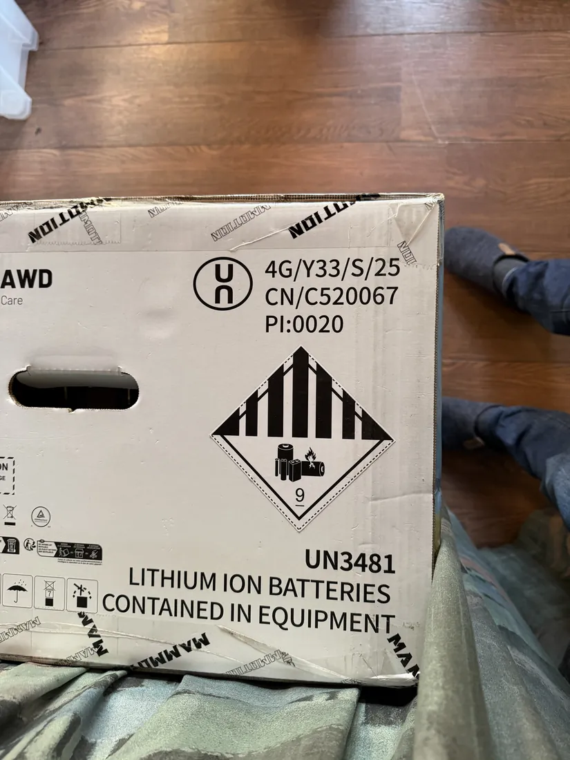 Doos met gevaarsetiket 9A en het opschrift UN3481 LITHIUM ION BATTERIES CONTAINED IN EQUIPMENT