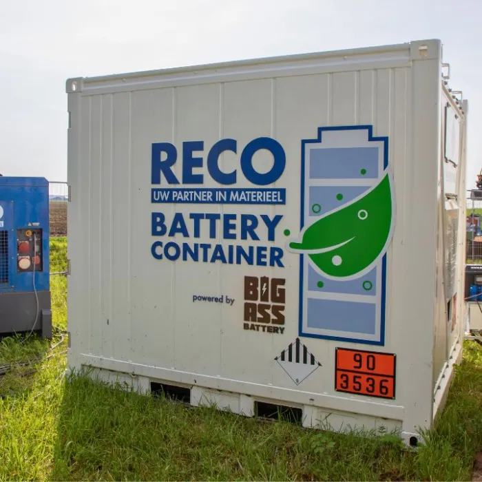 Witte batterijcontainer op een terrein, met groot etiket 9 en een oranje bord met de nummers 90 en 3536