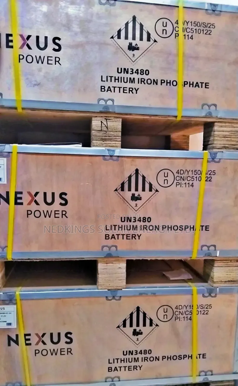 Gestapelde houten kisten op pallets met gevaarsetiket 9A en het opschrift UN3480 LITHIUM IRON PHOSPHATE BATTERY