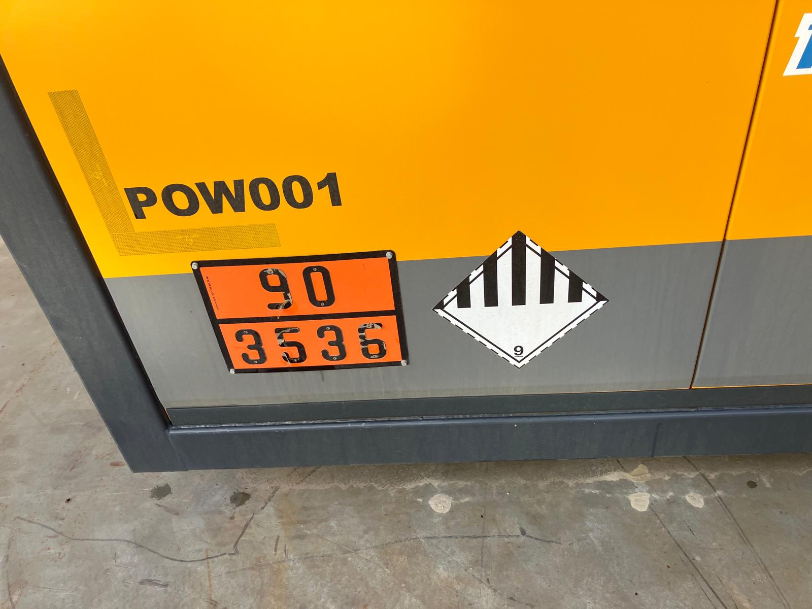 Oranje bord met bovenin 90 en onderin 3536, naast het grote etiket 9 op de zijkant van een gele laadeenheid